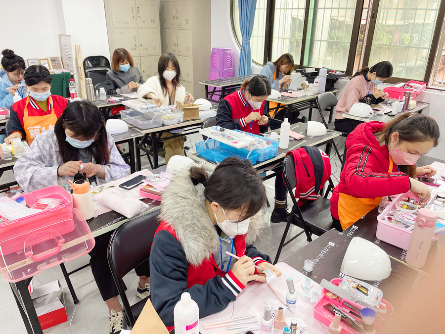 水彩草莓美甲，廣西美甲學(xué)校推薦