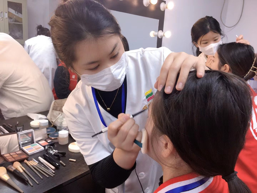 美容師應該怎么化妝？南寧美容職業(yè)學校實踐教學
