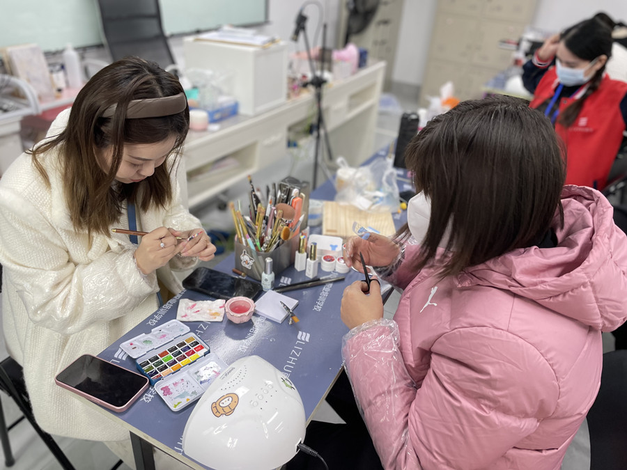 拋光條會(huì)傷害指甲嗎？南寧美甲專(zhuān)業(yè)培訓(xùn)班