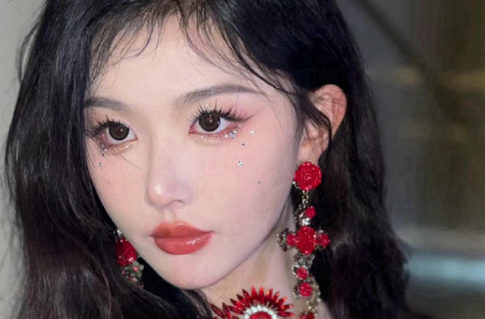 孔雪兒演唱會碎鉆仿妝，廣西美妝學習