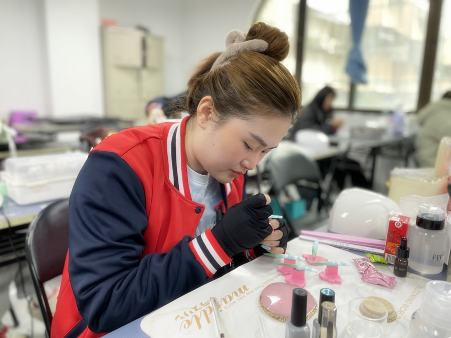 廣西學(xué)美甲護(hù)理：白色美甲變黃怎么辦？