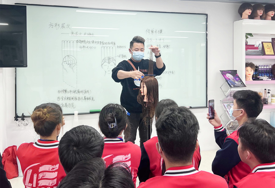 高馬尾的修剪技巧，南寧學(xué)女士剪發(fā)