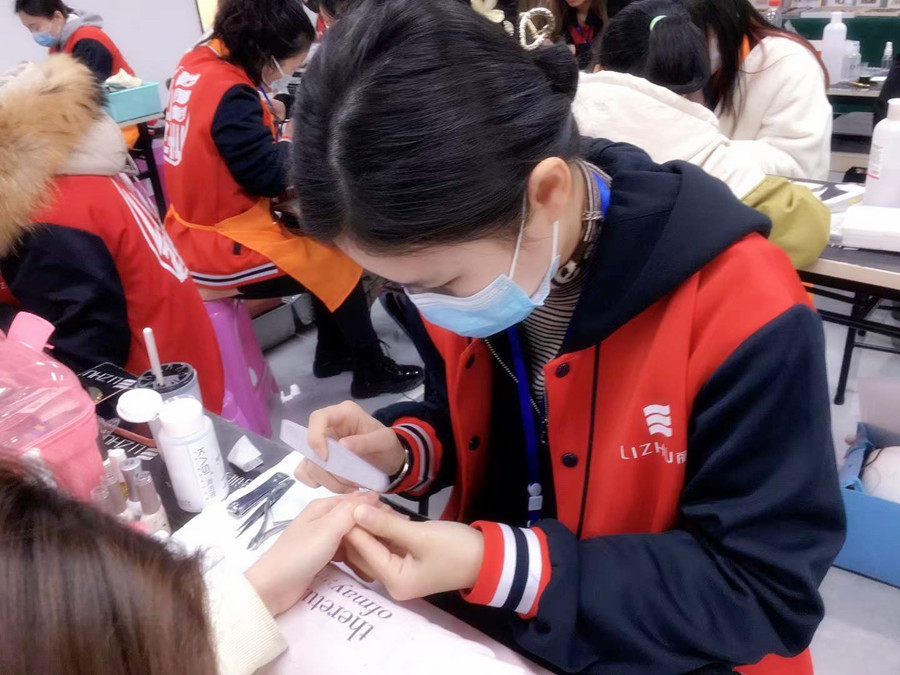 打磨甲面的作用？南寧美甲培訓班技能分享