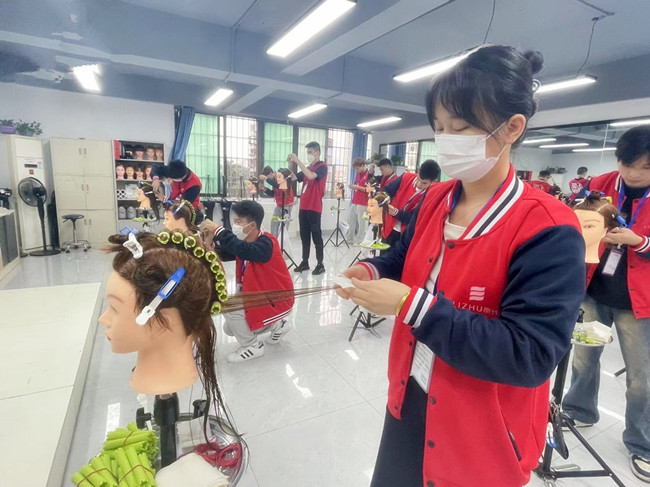 國際標準卷杠考核，南寧燙染剪技術進修班課堂
