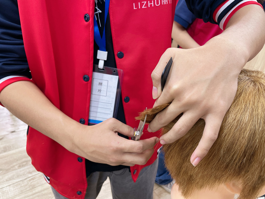 如何準確定位側(cè)面頭發(fā)的落點？廣西學剪發(fā)