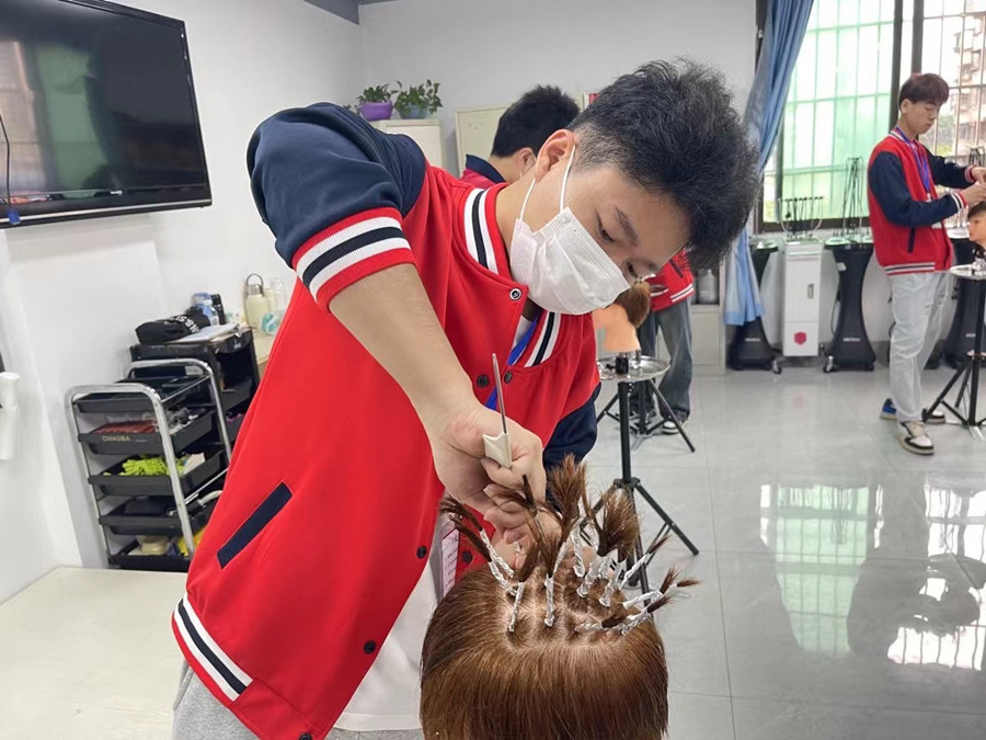 什么是錫紙燙？廣西美發(fā)燙染剪學(xué)校課程講解