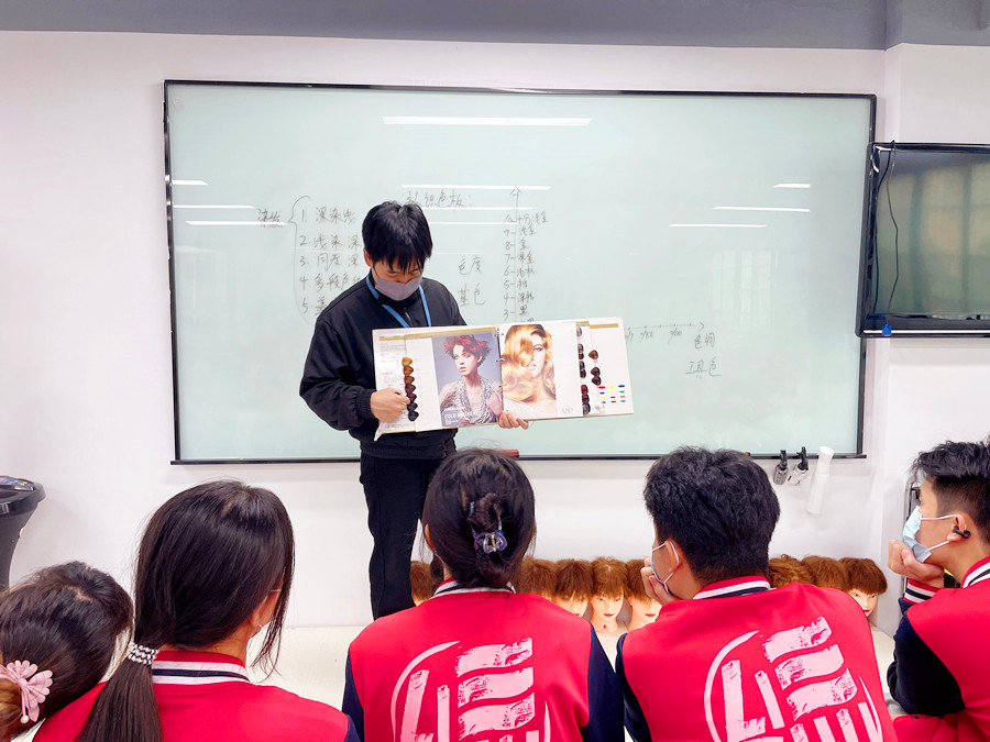 認(rèn)識(shí)染發(fā)系統(tǒng)和色板，南寧學(xué)染發(fā)基礎(chǔ)