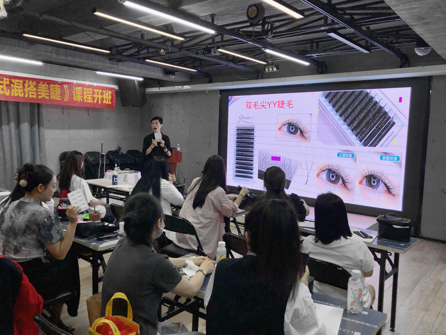 南寧美甲美睫培訓(xùn)學(xué)?！痘ㄊ交齑蠲澜蕖氛n程開班
