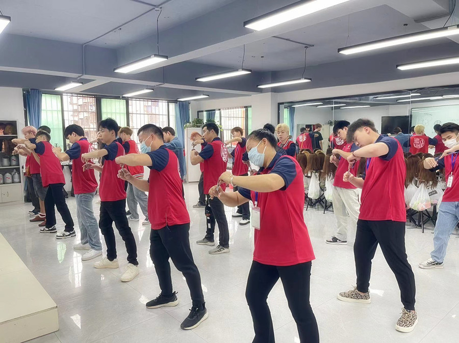 走進廣西美發(fā)學(xué)校排行榜前十名培訓(xùn)課堂