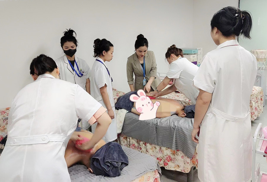 揉腹的好處，南寧美容美體健康學(xué)校講解