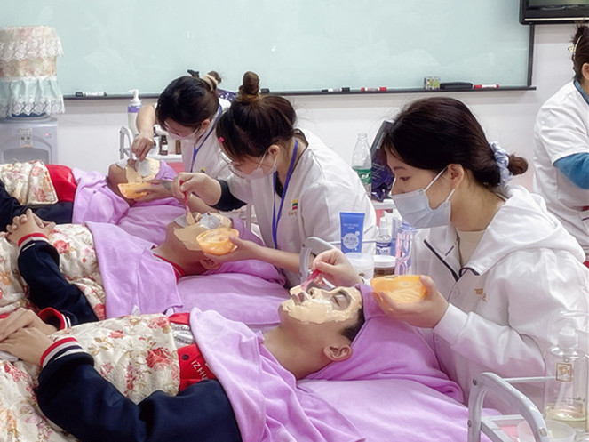 大愛(ài)喜歡軟膜粉護(hù)膚的原因，廣西學(xué)皮膚管理