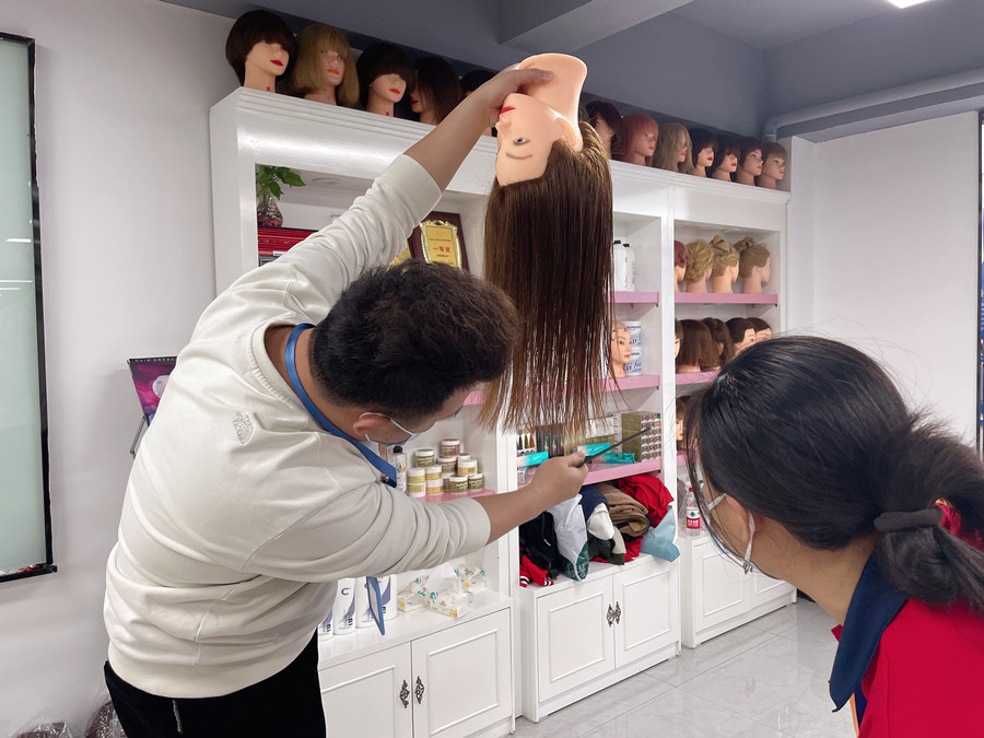 長碎發(fā)怎么剪？南寧剪發(fā)理發(fā)培訓(xùn)學(xué)校課件