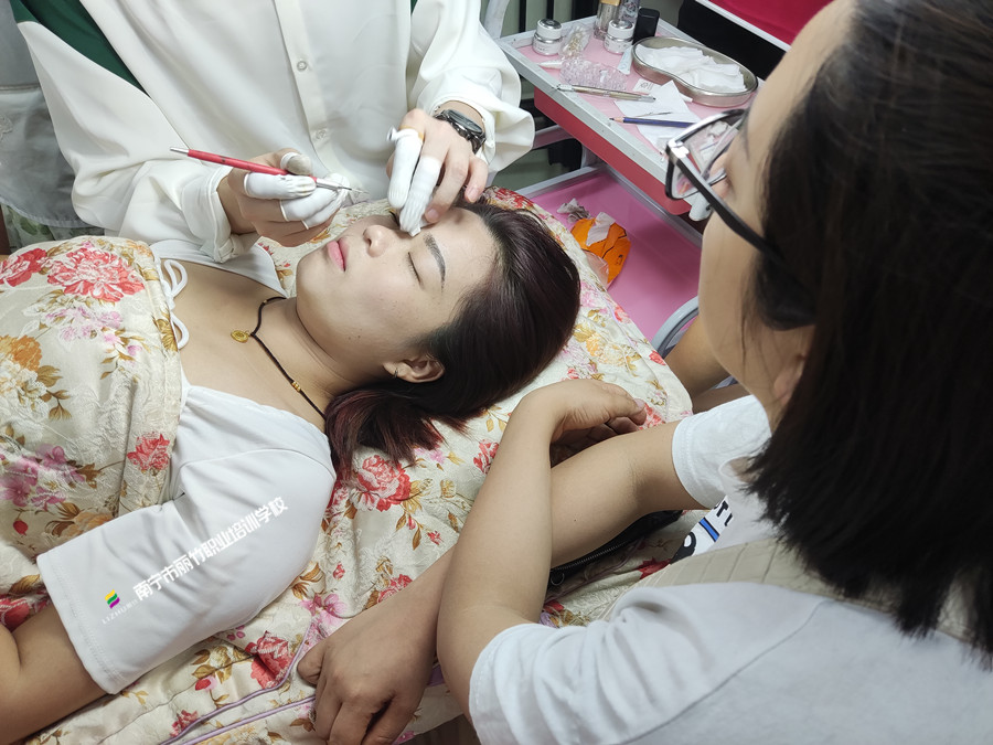 廣西紋繡技巧：紋繡師如何控制色乳的分量？