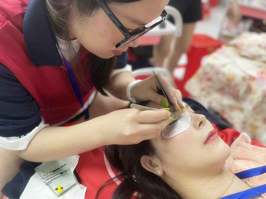 美睫后眼睛癢？廣西美甲美睫學(xué)校幫你解決