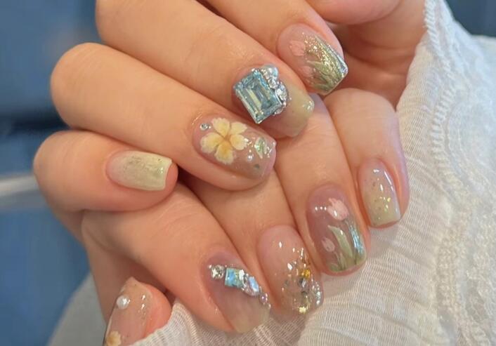 夏日彩繪花朵美甲，南寧美甲造型去哪學(xué)？