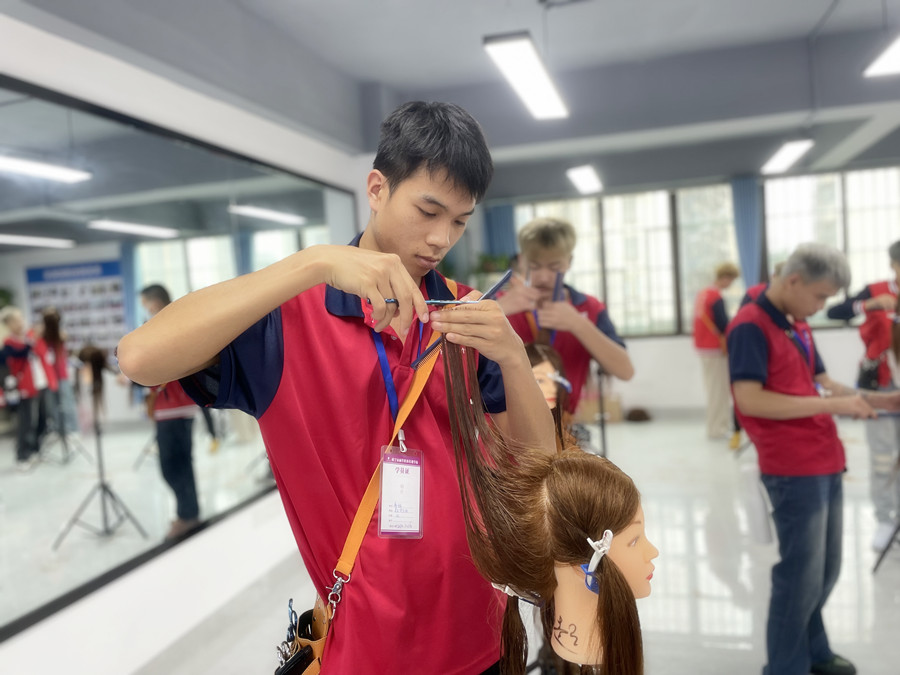 南寧美發(fā)基礎(chǔ)學(xué)校：牙剪是干嘛的？