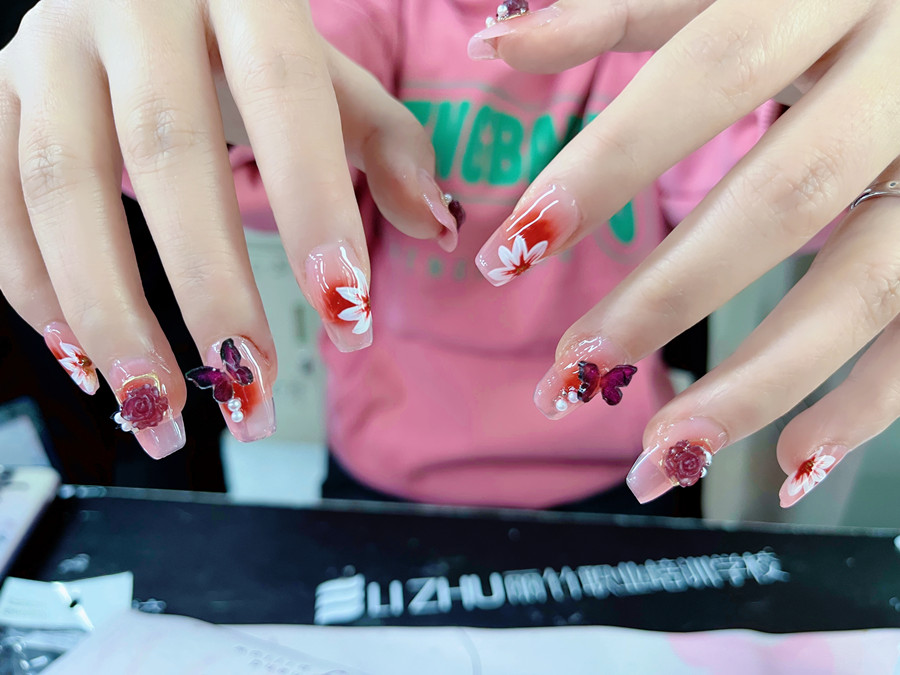 廣西美甲美睫：如何選擇適合自己的指甲形狀？