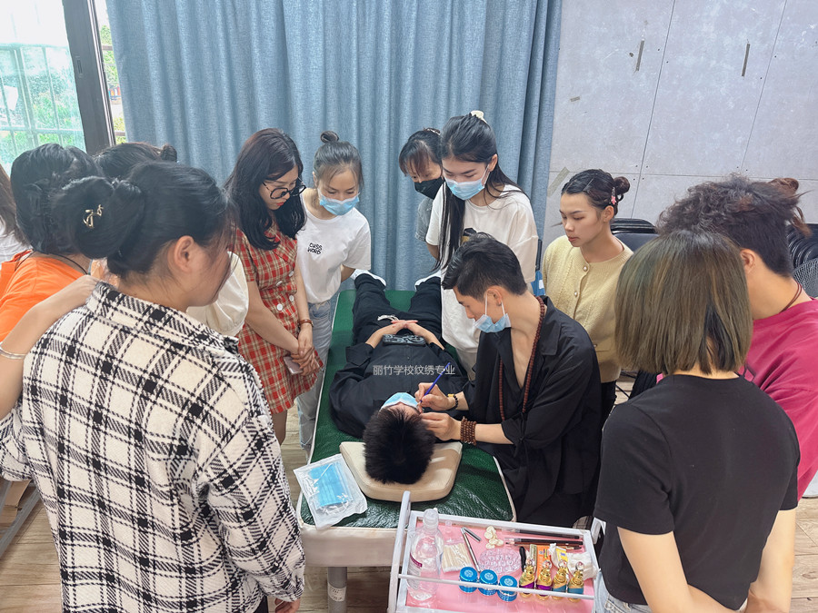 紋繡二次上色注意事項，南寧紋繡專業(yè)學校課程講解