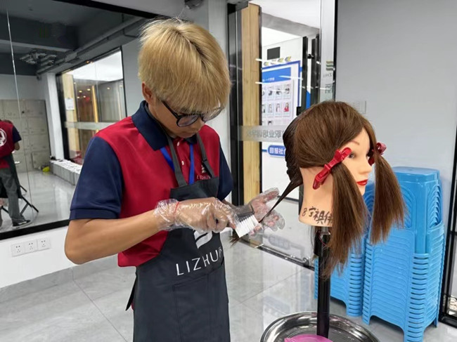 如何進(jìn)行染發(fā)？南寧燙染實(shí)訓(xùn)課堂