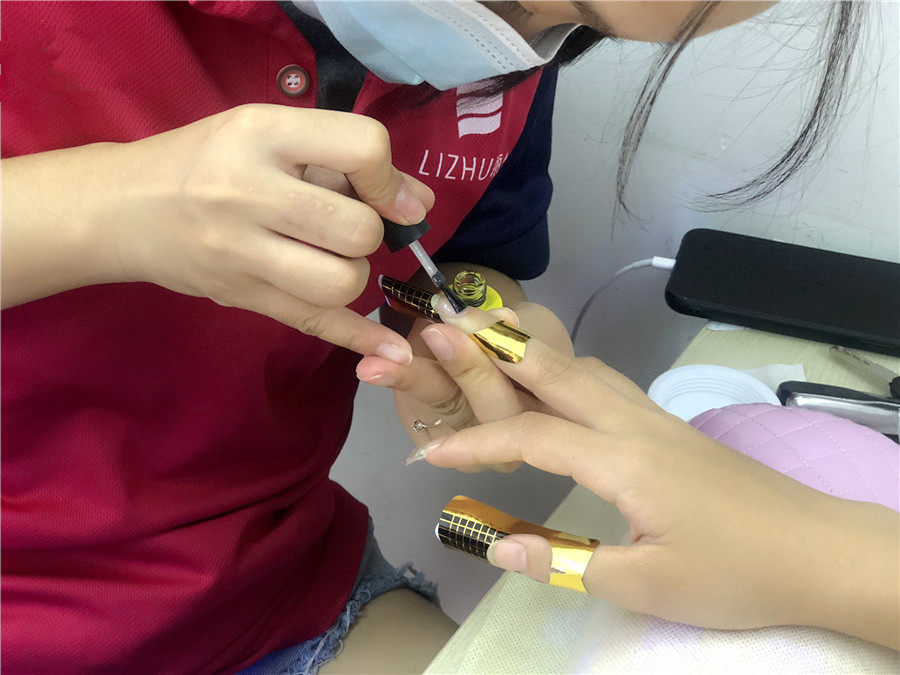 貼甲片和延長甲的區(qū)別，南寧美甲師培訓(xùn)課程