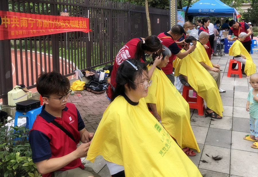 南寧培訓(xùn)美發(fā)社會(huì)實(shí)踐，為公園溪府小區(qū)居民免費(fèi)理發(fā)