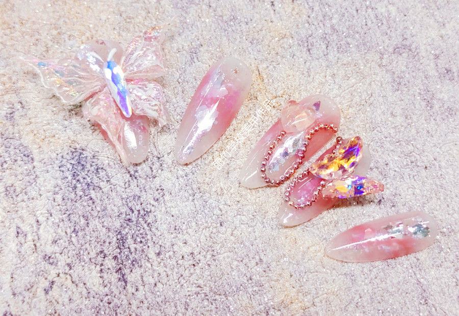 蝴蝶飾品美甲，廣西美甲技術(shù)職業(yè)作品分享