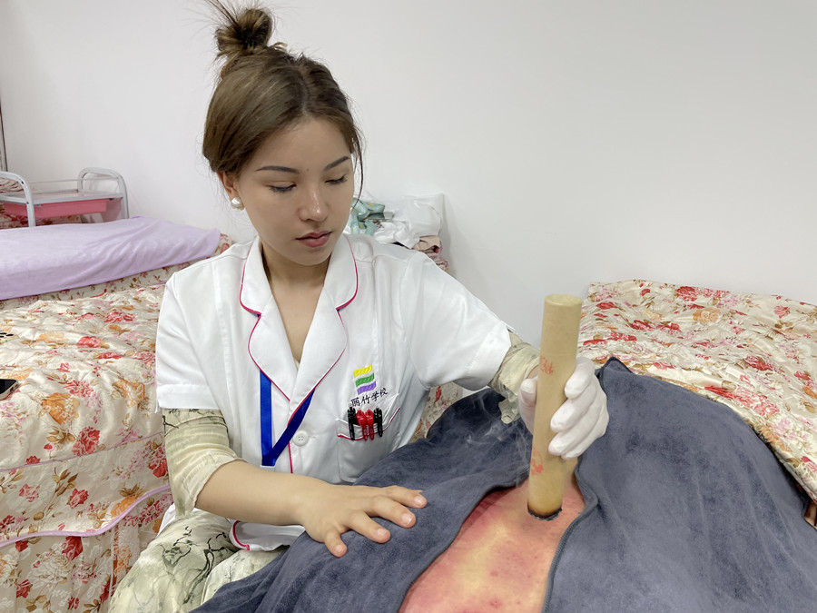 艾條熏背的好處，廣西中醫(yī)美容職校課程分享