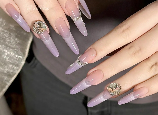 紫色顯白美甲，南寧美甲造型培訓(xùn)學(xué)校分享