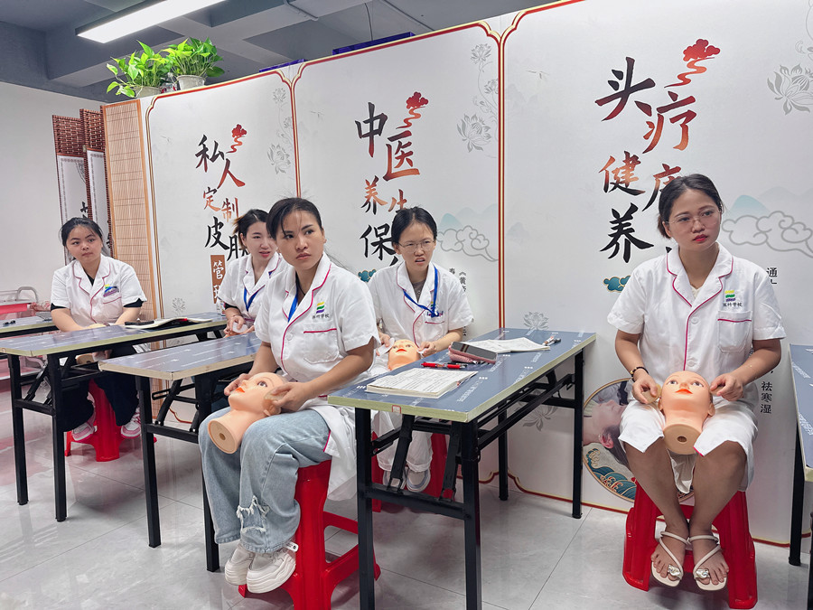 假頭模面部美容教學(xué)，南寧美容培訓(xùn)被認(rèn)可