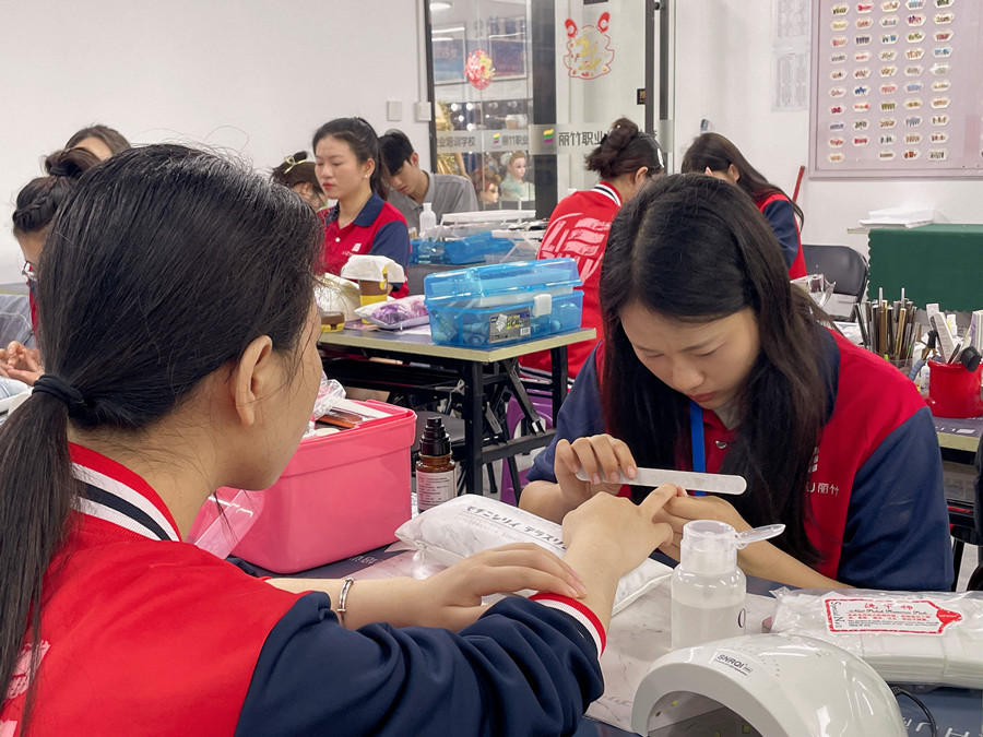 如何成為高價(jià)美甲師？廣西學(xué)美甲哪里時(shí)尚？