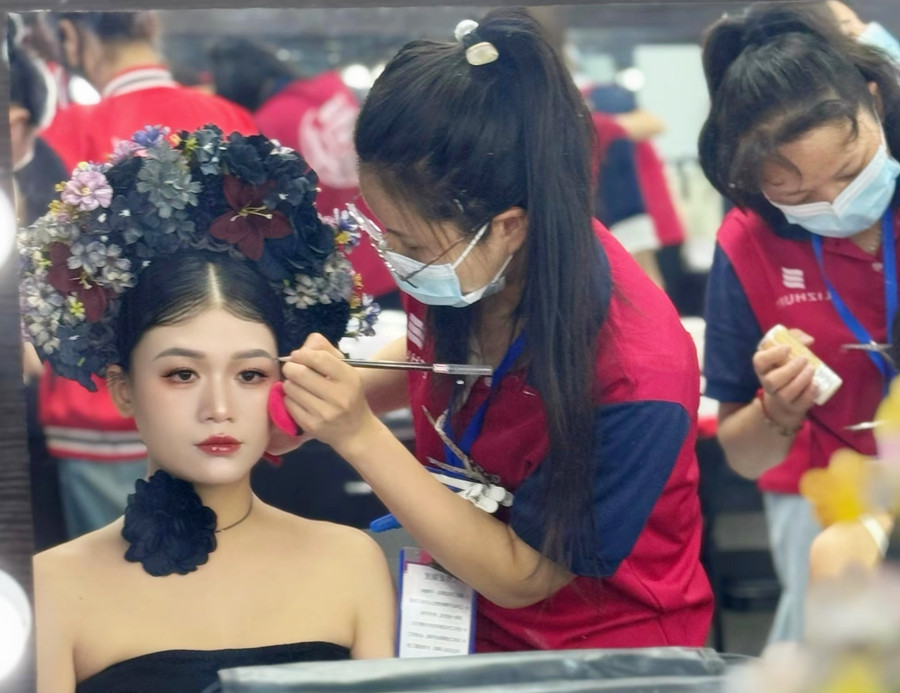 新中式簪花寫真，零經(jīng)驗(yàn)學(xué)化在廣西學(xué)員作品