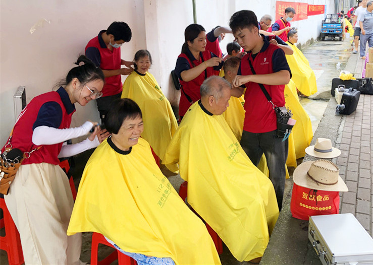 南寧理發(fā)美發(fā)學(xué)校為民免費(fèi)理發(fā)，個(gè)個(gè)都是“活雷鋒”