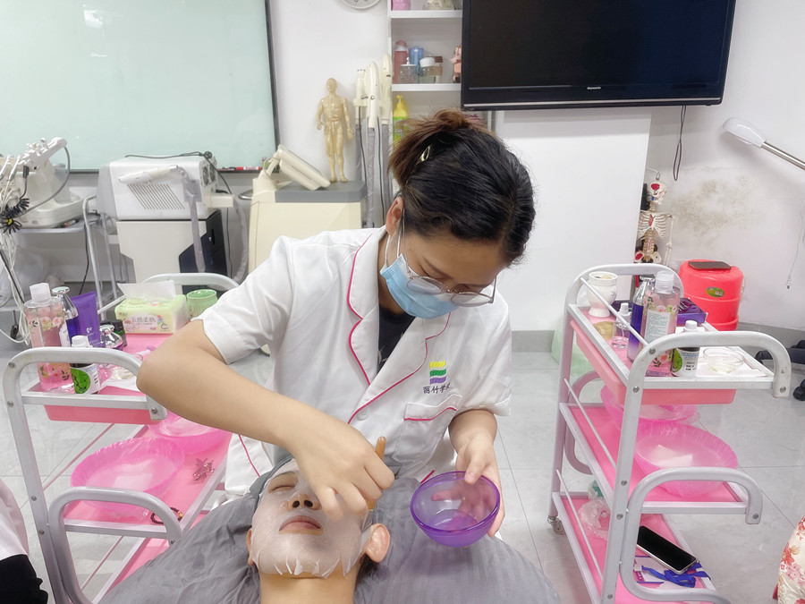 廣西皮膚管理專業(yè)：肌膚老化的原因和降溫妙招