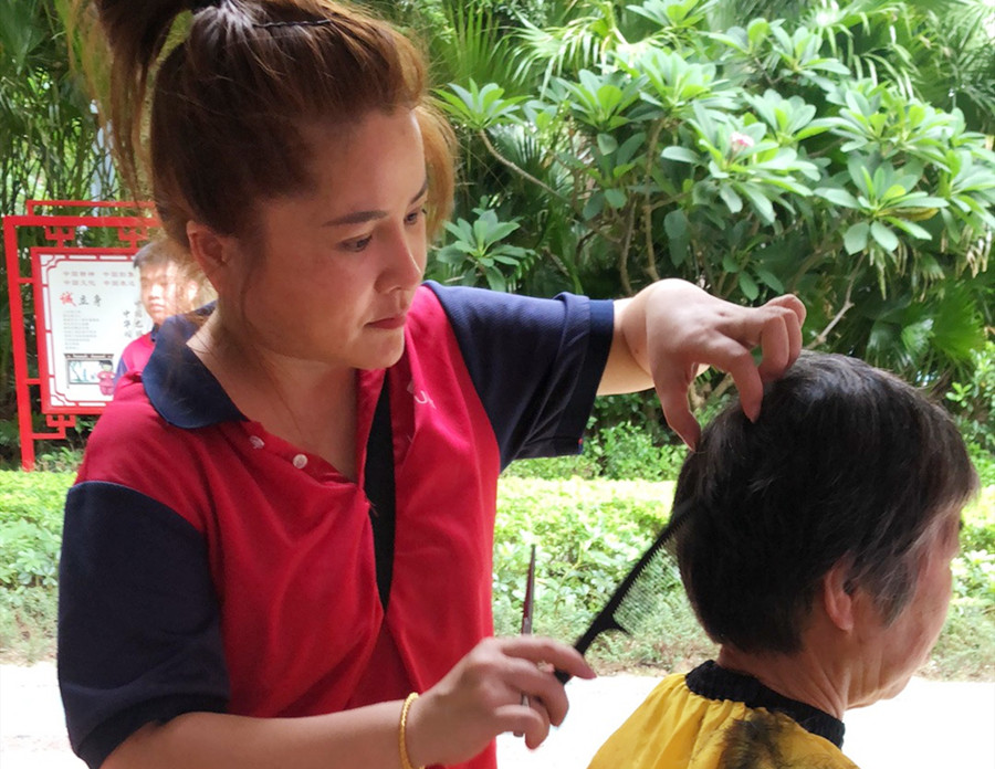 抓剪的操作手法，南寧美發(fā)理發(fā)學(xué)校為你介紹