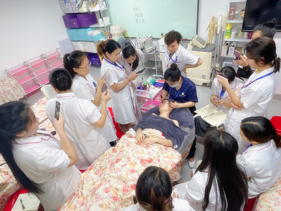 南寧美容專業(yè)教學：如何進行眼部護理？