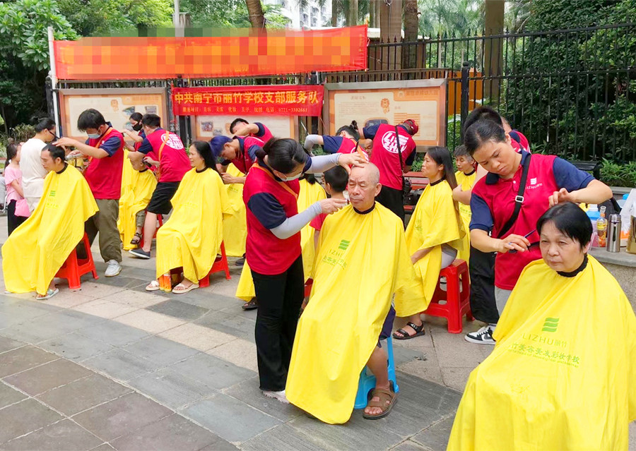 廣西剪發(fā)公益活動正在華南城社區(qū)上演