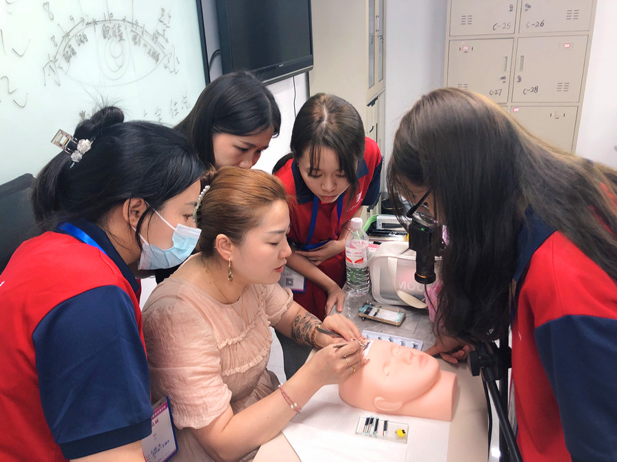 新手為什么都要在仿皮練習？南寧美睫課堂實況