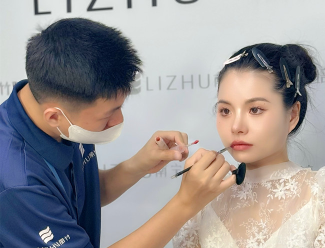 時尚簡約新娘造型，南寧新娘化妝造型學校作品