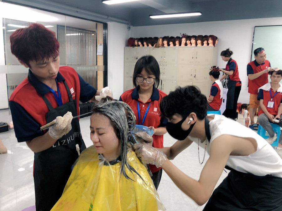 如何向顧客推薦合適的發(fā)色？南寧燙染造型學校分享