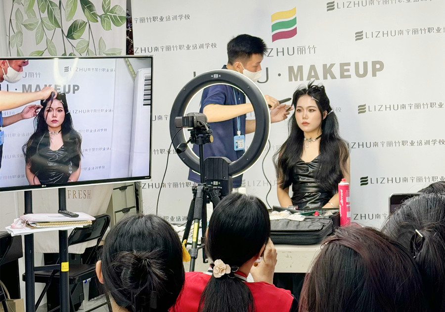 貓系造型課堂手法演示，廣西化妝高彩培訓(xùn)班課堂