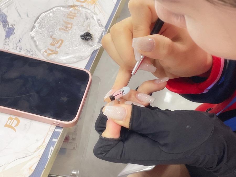 甲片的材質(zhì)和使用時間限制？南寧美甲進修深造培訓