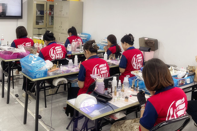 黑色系ins風(fēng)美甲，廣西美甲名?？钍浇榻B