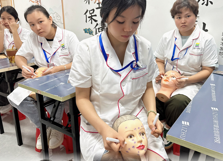 廣西美容面部護理培訓(xùn)：假頭模手法練習(xí)