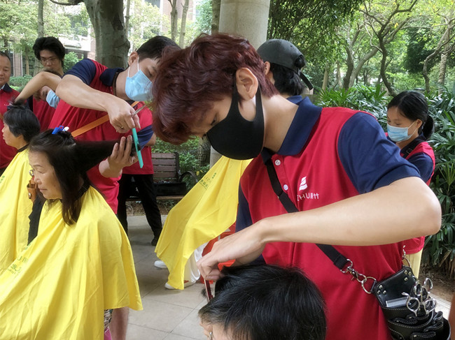 國慶送“禮”，南寧美發(fā)技術(shù)學(xué)校進(jìn)行免費(fèi)理發(fā)活動(dòng)