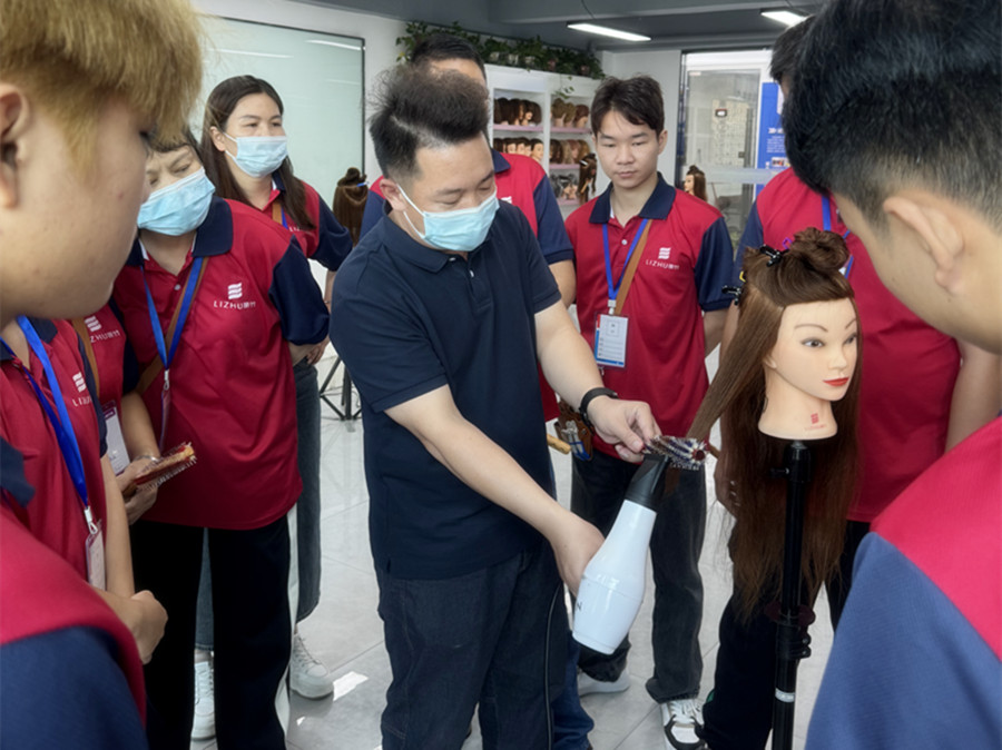 廣西學(xué)美發(fā)吹風課堂實況花絮