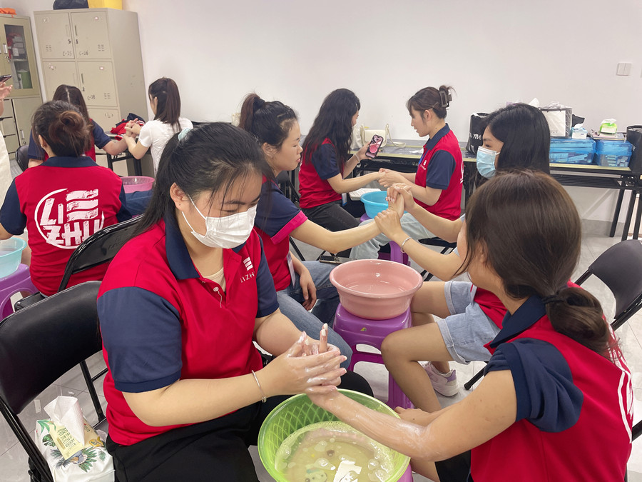 你的指甲為什么有豎線和白點(diǎn)？南寧學(xué)美甲基礎(chǔ)