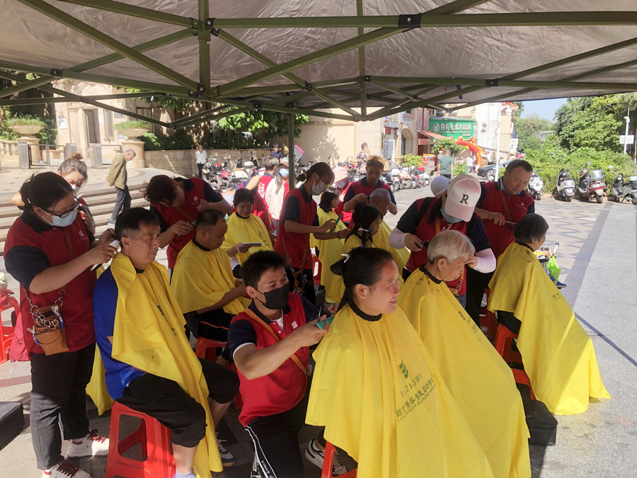 南寧美發(fā)培訓(xùn)班來普羅旺斯進行“學(xué)雷鋒”義剪