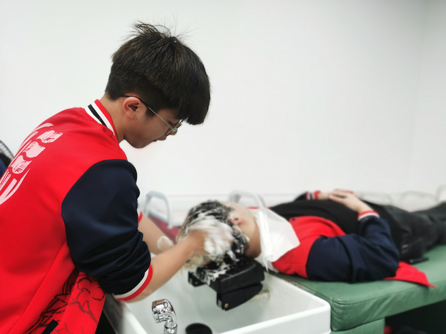 你頭發(fā)掉落的5個(gè)原因，南寧美發(fā)護(hù)發(fā)職校解析