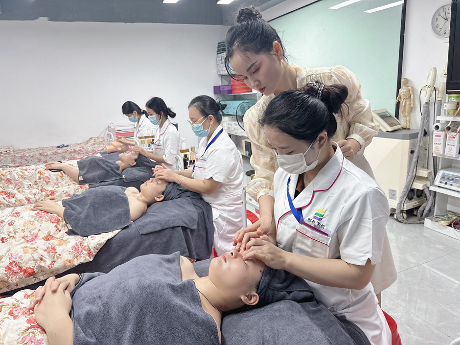 敏敏的肌膚怎么護(hù)理？廣西皮膚管理師教你