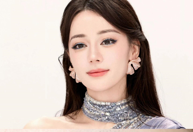 迪麗熱巴仿妝教程，和南寧彩妝高彩培訓班一起學